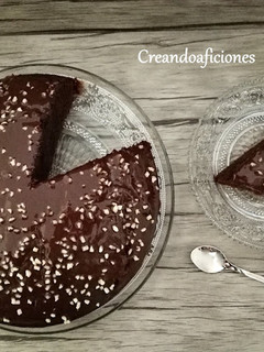 Una foto de Bizcocho de chocolate con cobertura de chocolate