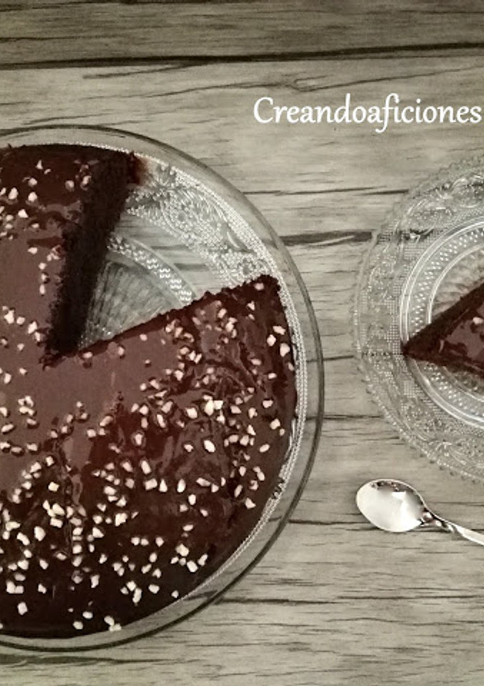 Una foto de Bizcocho de chocolate con cobertura de chocolate