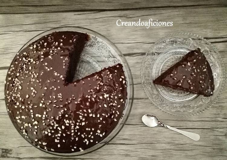 Bizcocho de chocolate con cobertura de chocolate