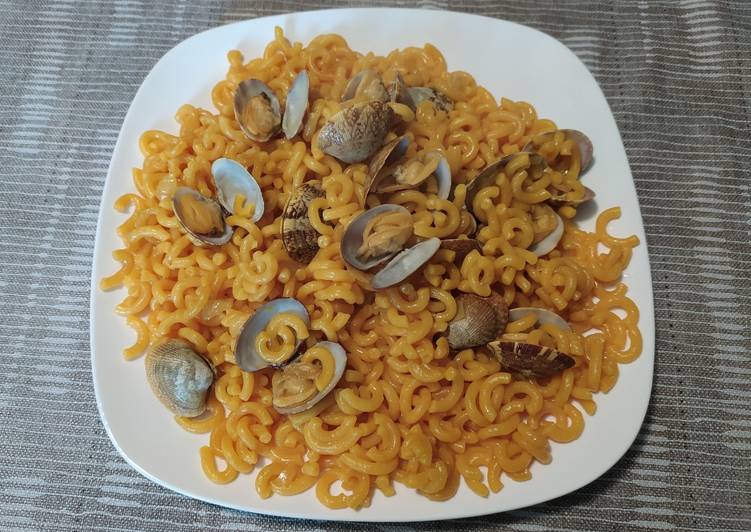 Fideuá con almejas