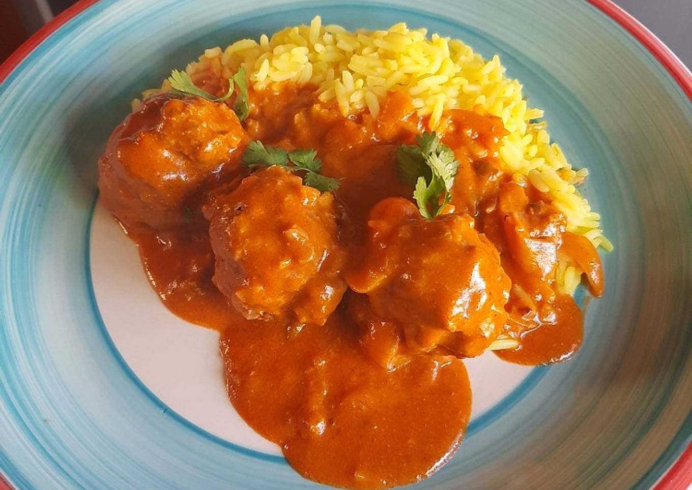 Albóndigas en salsa de tomate y crema