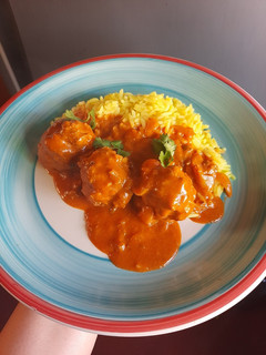 Una foto de Albóndigas en salsa de tomate y crema