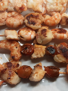 Una foto de Brochetas de rape, vieiras y langostinos