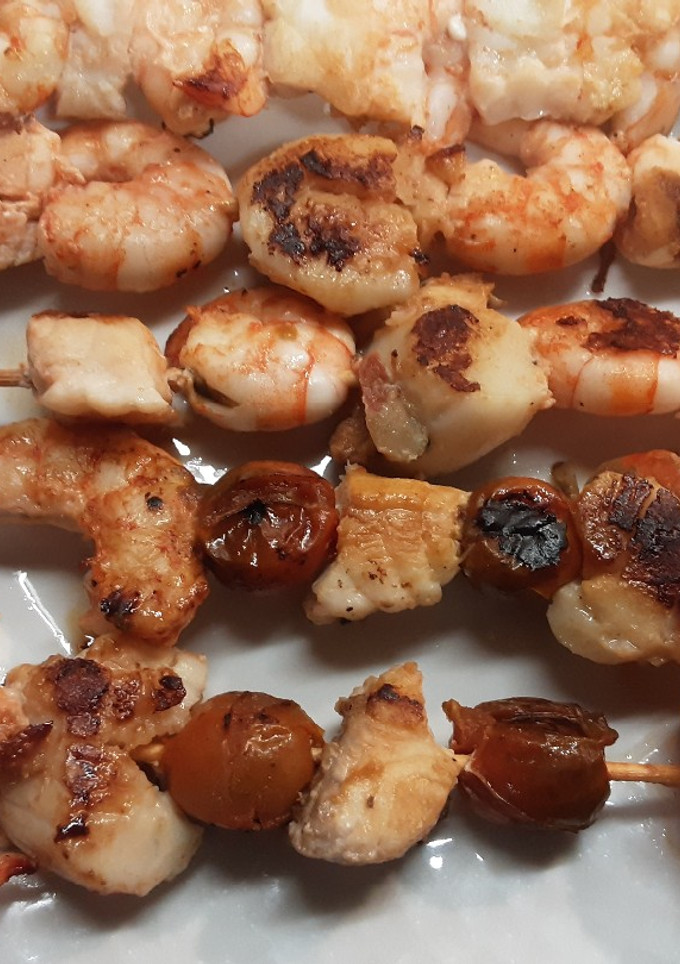 Una foto de Brochetas de rape, vieiras y langostinos