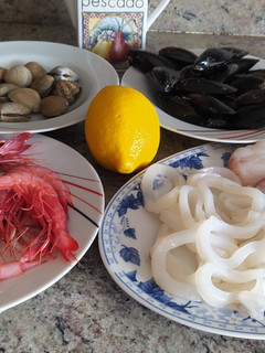 Una foto de Plato de pescado y marisco