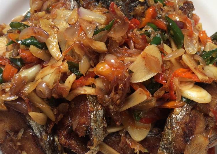 Tenggiri sambal mbe (tenggiri tumis bawang)