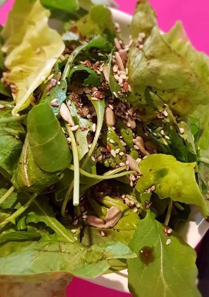 Una foto de Dieta: ensalada light, sin sal ni aceite, con mix de semillas
