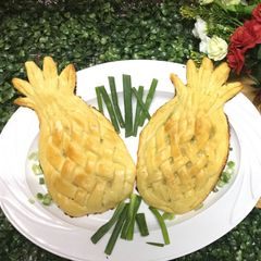 A picture of Focaccia with stuffed chicken inPineapple shape.