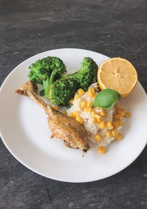 O poză a rețetei Orez cu porumb, carne de pui fiartă și broccoli.