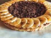 Una foto di crostata di banane