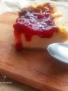 Una foto de Tarta de fresa y queso en base de hojaldre