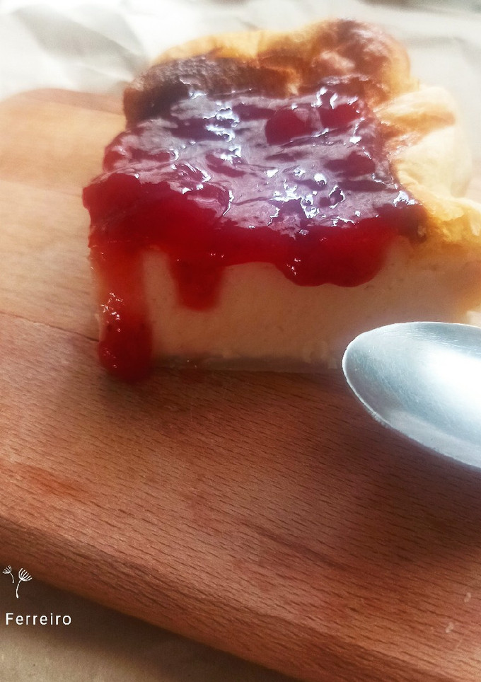 Una foto de Tarta de fresa y queso en base de hojaldre