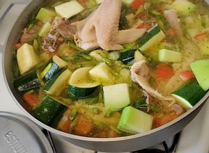 Una foto de Sopa de Gallina con loroco