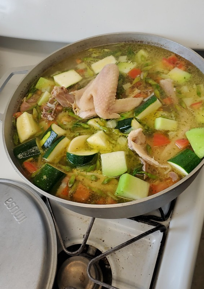 Una foto de Sopa de Gallina con loroco