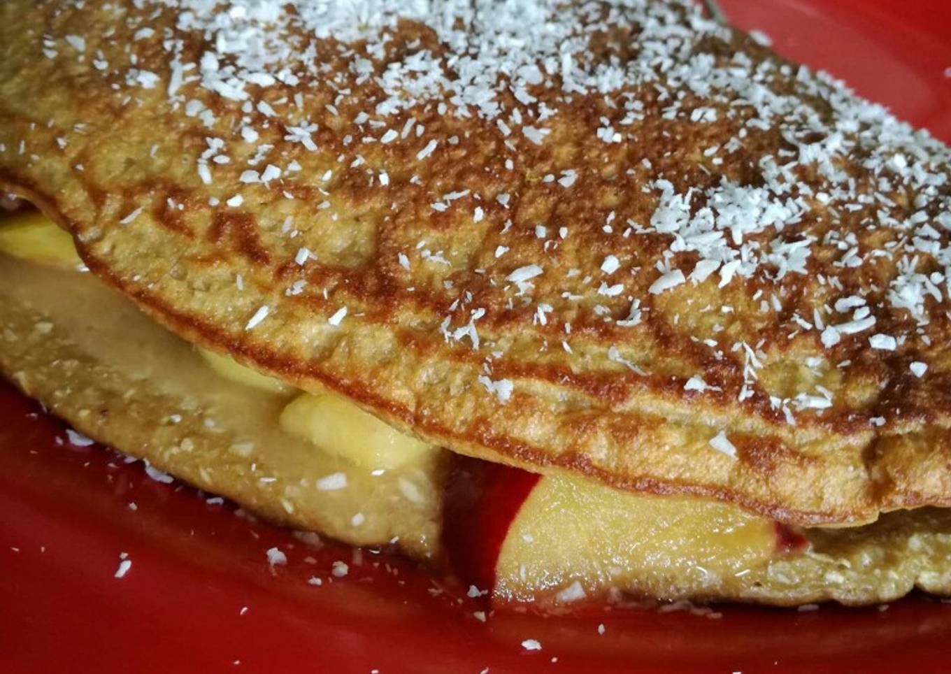 Crepe de avena y coco, relleno con ciruelas y duraznos