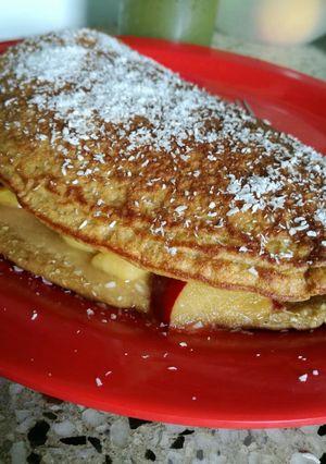 Una foto de Crepe de avena y coco, relleno con ciruelas y duraznos