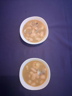 Una foto de Fabes con almejas y langostinos