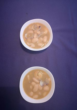 Una foto de Fabes con almejas y langostinos