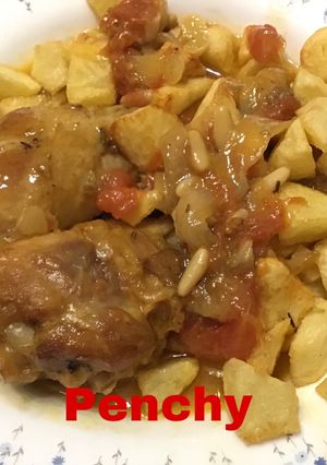 Una foto de Pollo rustido con tomate concasse y piñones