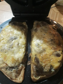 Una foto de Omelette de champiñón aceituna y queso