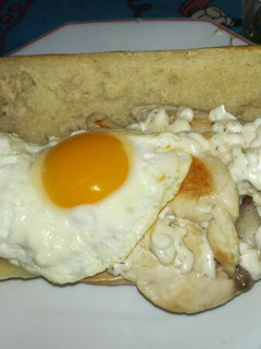 Una foto de 51. Bocata huevo y pechuga