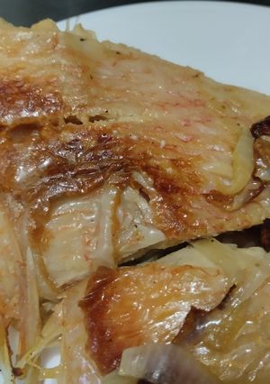 Una foto de Pescado🐟mojarra encebollado🧅