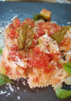Foto di Farfalle al ragù di zucchine genovesi e scalogno