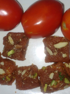 टोमेटो बर्फी (Tomato Burfi recipe in hindi) रेसिपी मुख्य फोटो