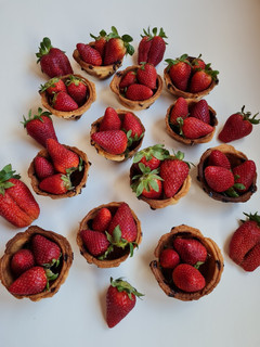 Una foto de Canastitas de cookie para frutillas 🍓 🍓 🍓