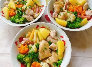 Hình của món Nui gà giò sống rau củ.