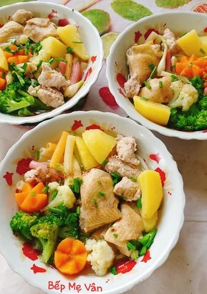 Hình của món Nui gà giò sống rau củ.