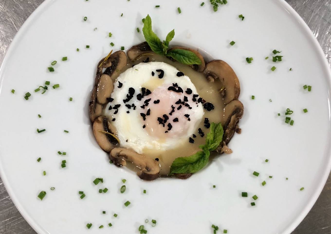 Huevo escalfado con hongos a la salsa velouté