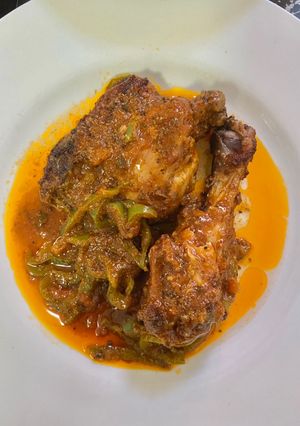 Une photo de Poulet à la sauce tomate et poivron vert 🫑