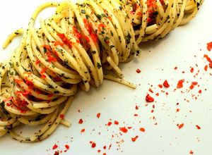 Foto di Spaghetti al limone, con trito di erbe aromatiche