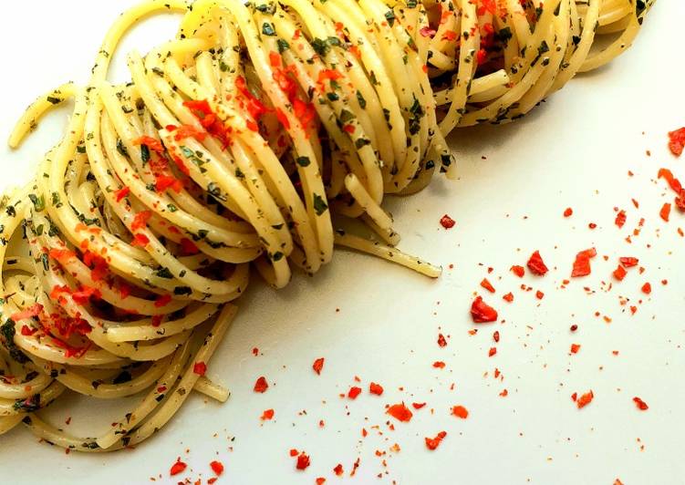 Spaghetti al limone, con trito di erbe aromatiche