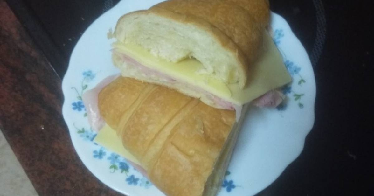 Croissant mixto frío de jamón cocido y queso Receta de Ariel Santisteban Peña Cookpad