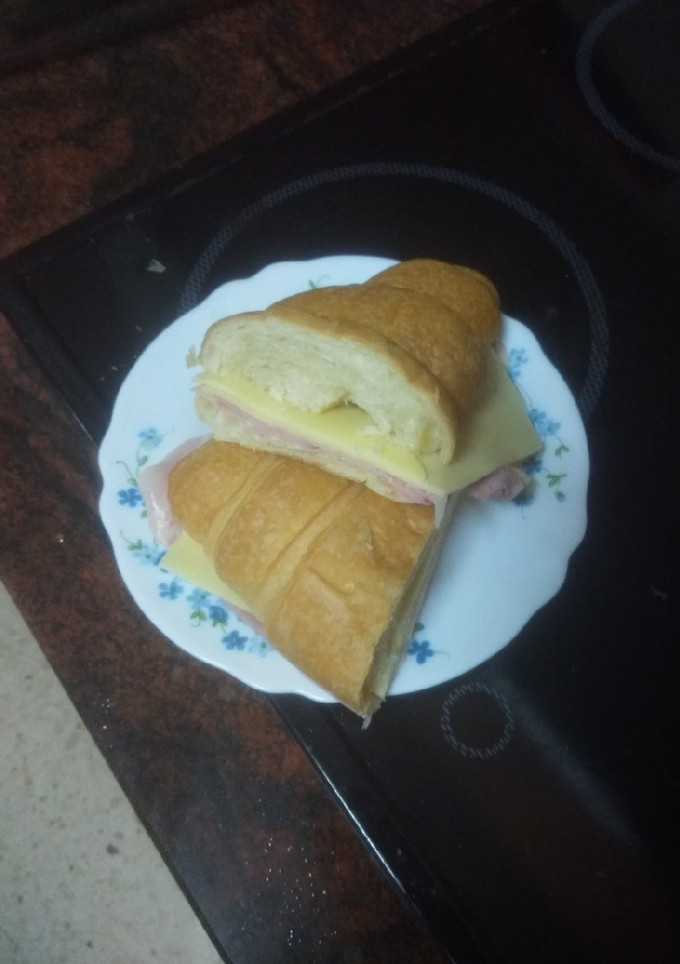 Una foto de Croissant mixto frío de jamón cocido y queso