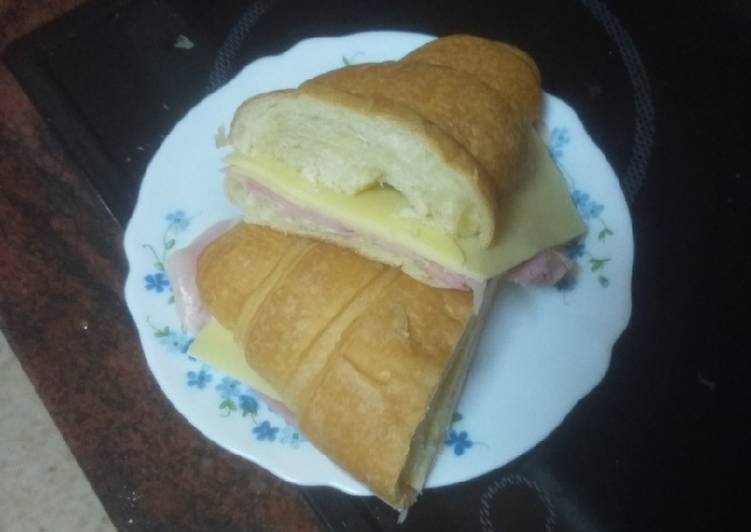 Croissant mixto frío de jamón cocido y queso