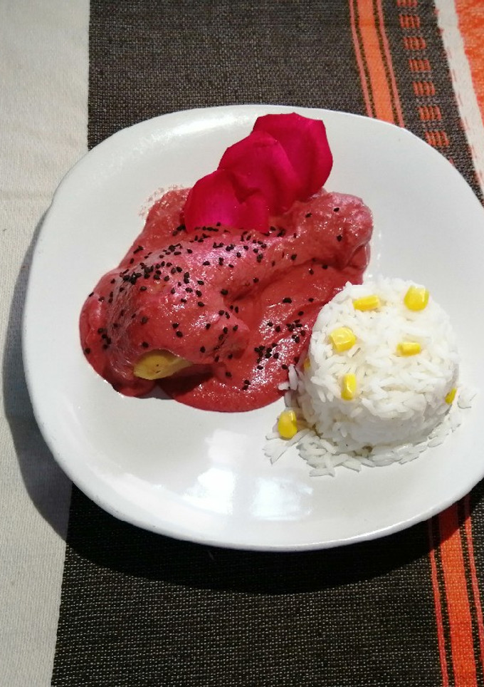 Una foto de Mole rosa con pollo
