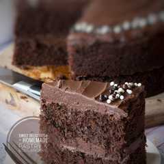 Una foto de Torta de cumpleaños súper chocolatosa (RECETA INFALIBLE) 🎂🍫