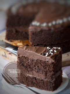 Una foto de Torta de cumpleaños súper chocolatosa (RECETA INFALIBLE) 🎂🍫