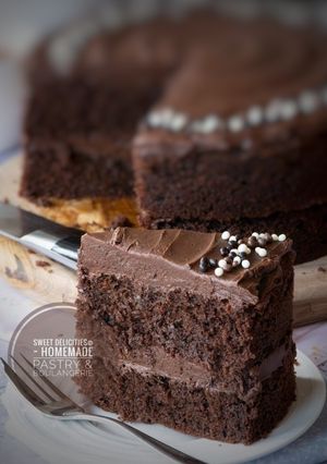 Una foto de Torta de cumpleaños súper chocolatosa (RECETA INFALIBLE) 🎂🍫