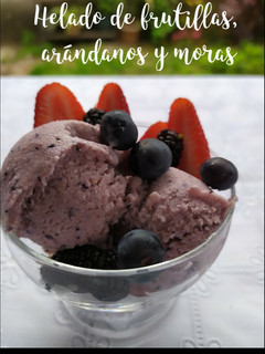 Una foto de Helado de frutillas, arándanos y moras