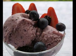 Una foto de Helado de frutillas, arándanos y moras