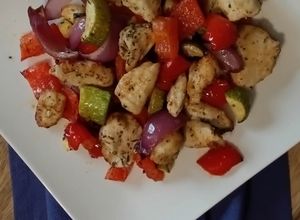 Foto di Pollo pronto 20 minuti in friggitrice ad aria con zucchine, peperoni, cipolla
