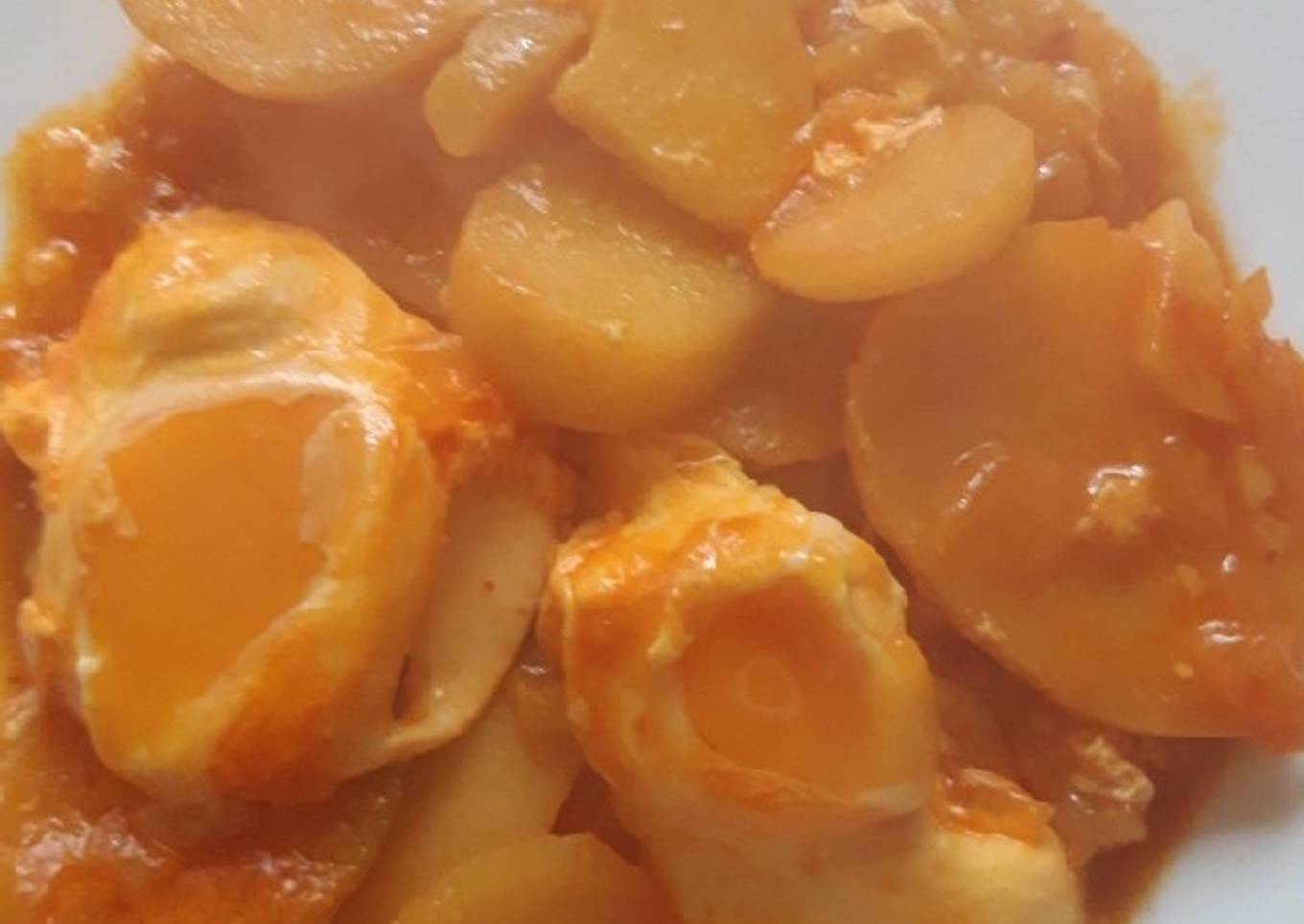 Huevos escalfados con patatas