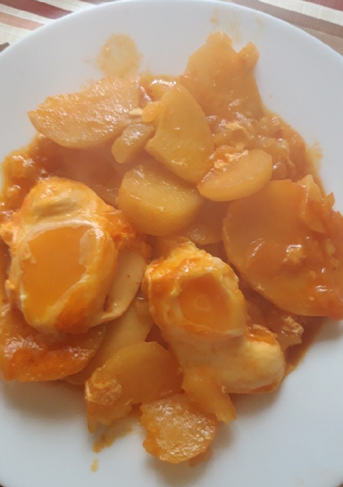Una foto de Huevos escalfados con patatas