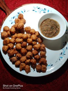A picture of Moong Dal Vada (Pakoda).