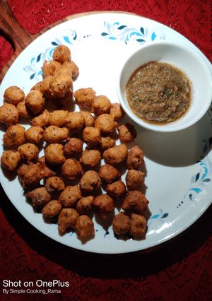 A picture of Moong Dal Vada (Pakoda).