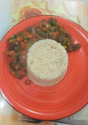 A picture of Gizz dodo in Veggie sauce served with peppers rice.